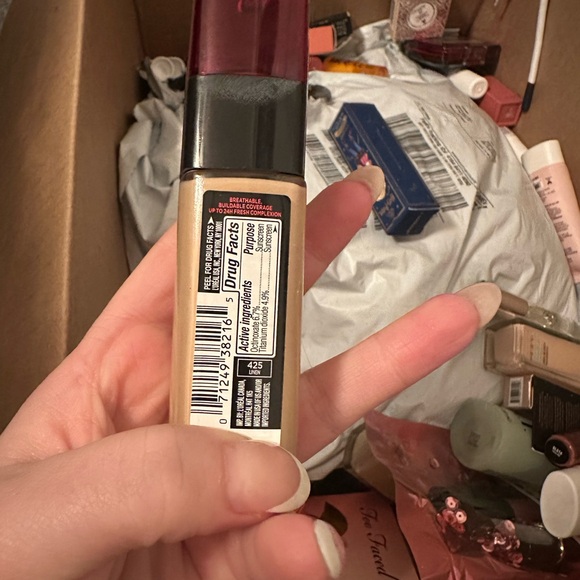 L’Oreal Infalliable Foundation- 425 Linen - Picture 4 of 4